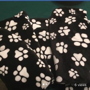 King size paw print blanket with 4 shams